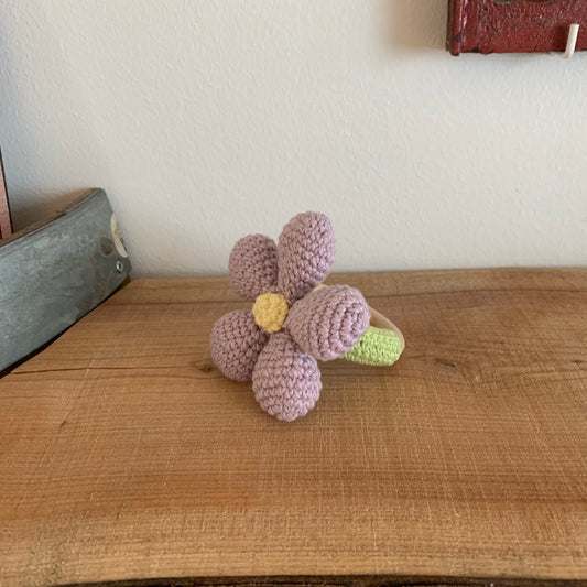 Detalje af lilla blomsterring med hvide og lyserøde perler