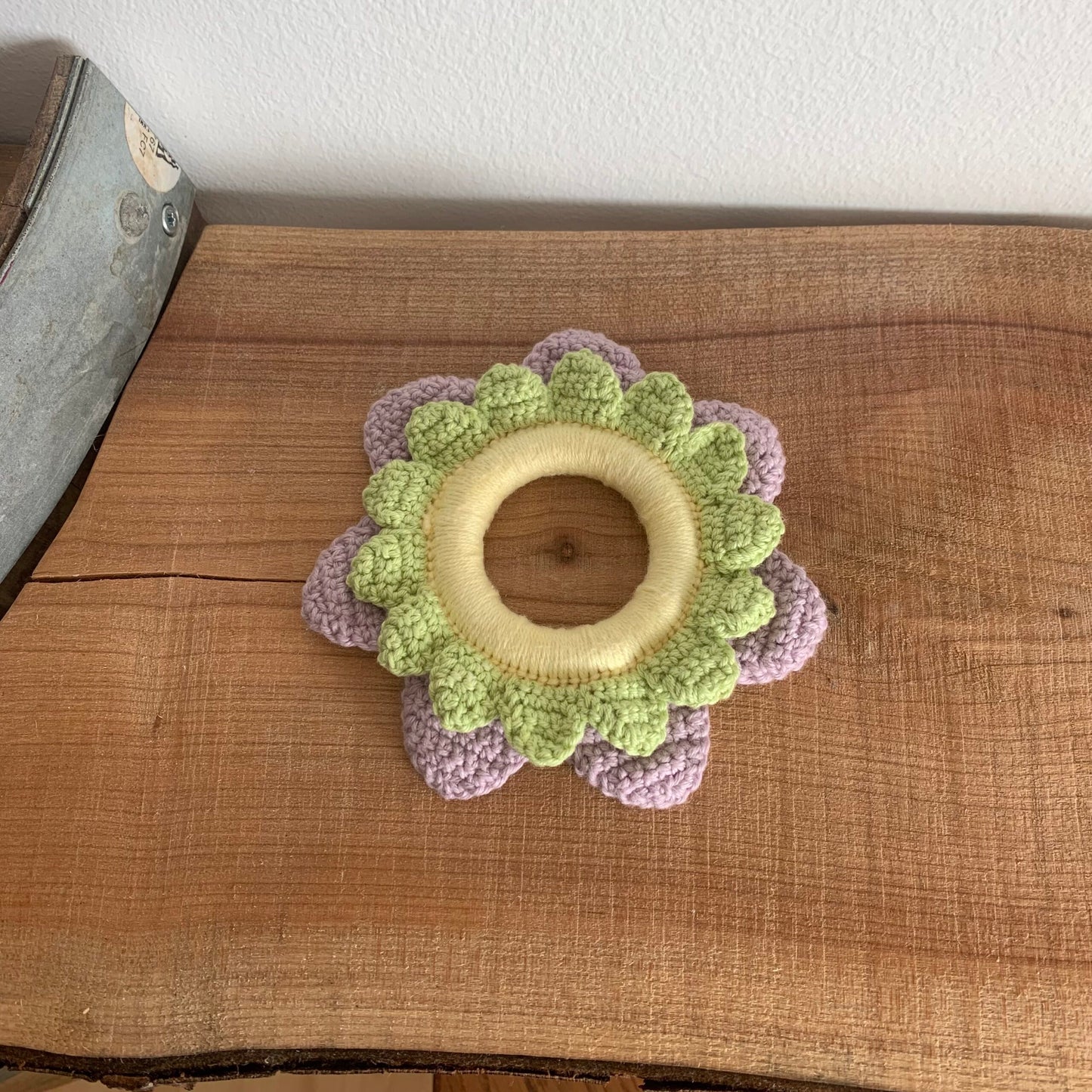 Flere blomster-bideringe i forskellige farver set fra siden