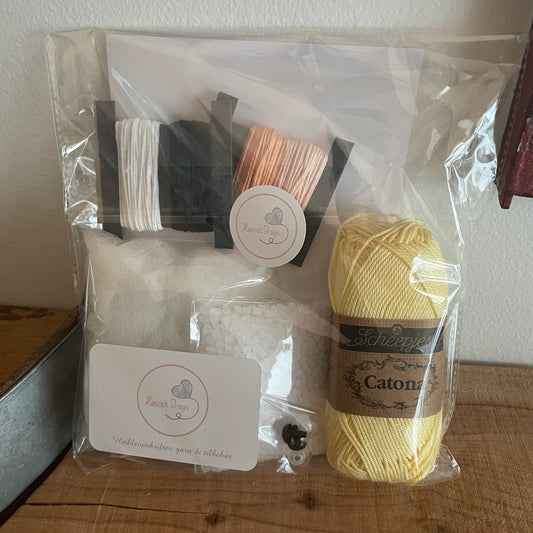 Garnpakke Påskekyllinger – indhold med gult garn og pink/orange broderitråd