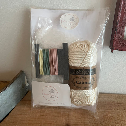 Garnpakke Tumling Påskeæg – indhold med cremefarvet Catona-garn, farvet broderitråd og fyld