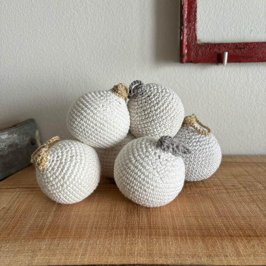 Hæklede julekugler i hvid/creme, samlet gruppe