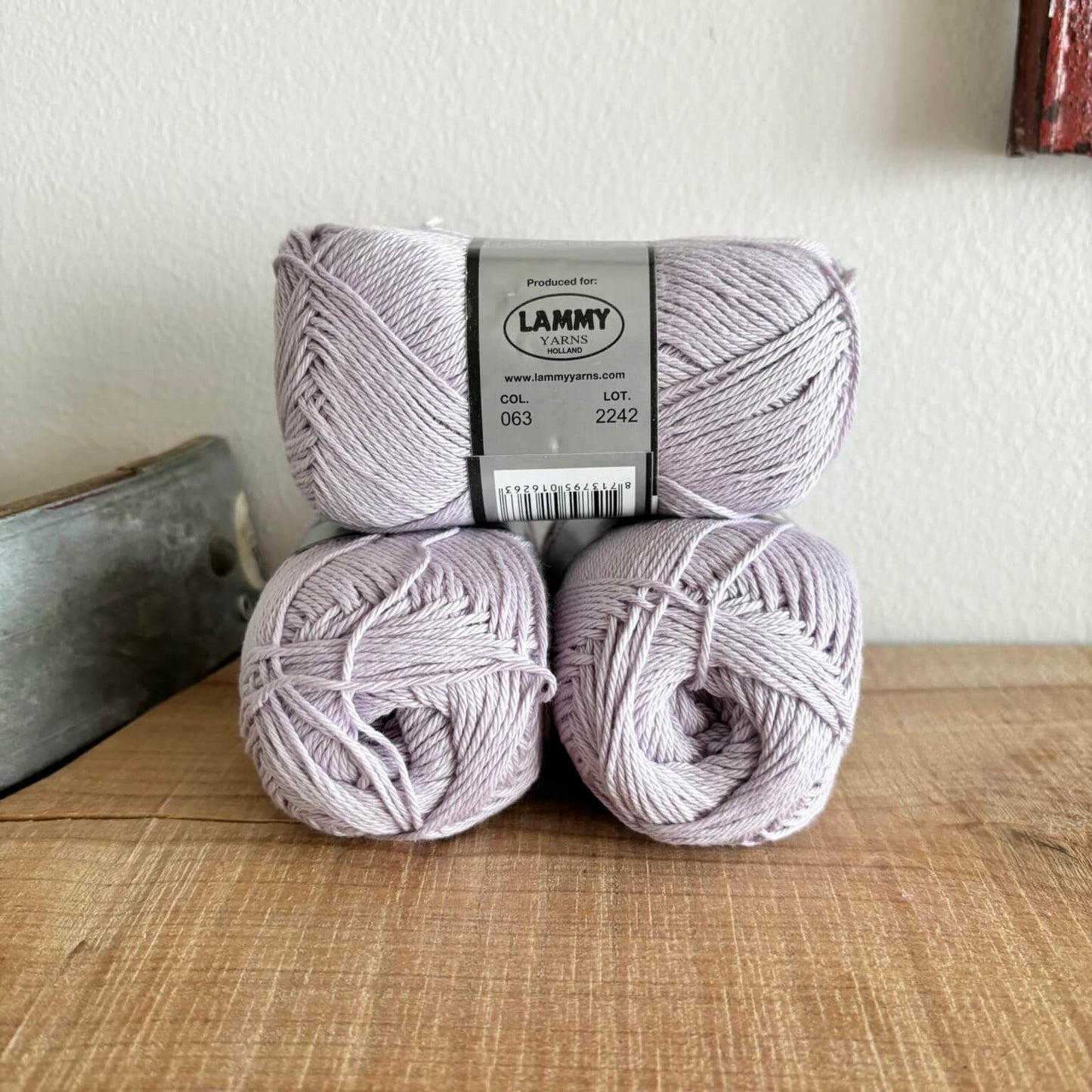 Lammy Cotton 8/4 lavendel – nærbillede af etiket med farvenummer 063
