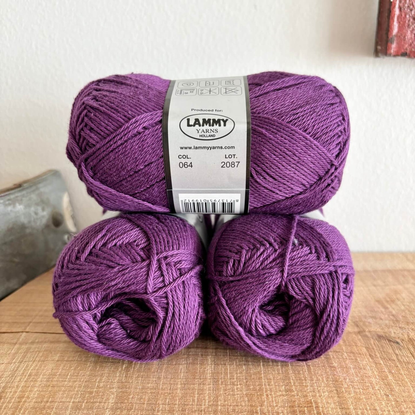 Lammy Cotton 8/4 blomme – nærbillede af etiket med farvenummer 64