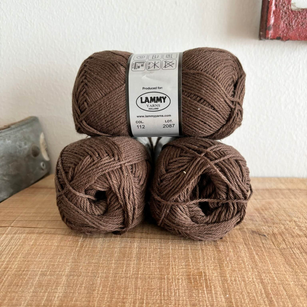Lammy Cotton 8/4 mørk brun – nærbillede af etiket med farvenummer 112
