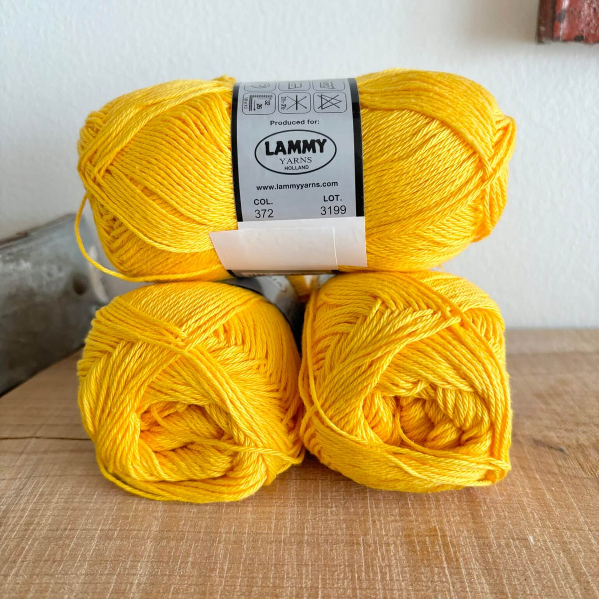 Lammy Cotton 8/4 gul – nærbillede af etiket med farvenummer 372