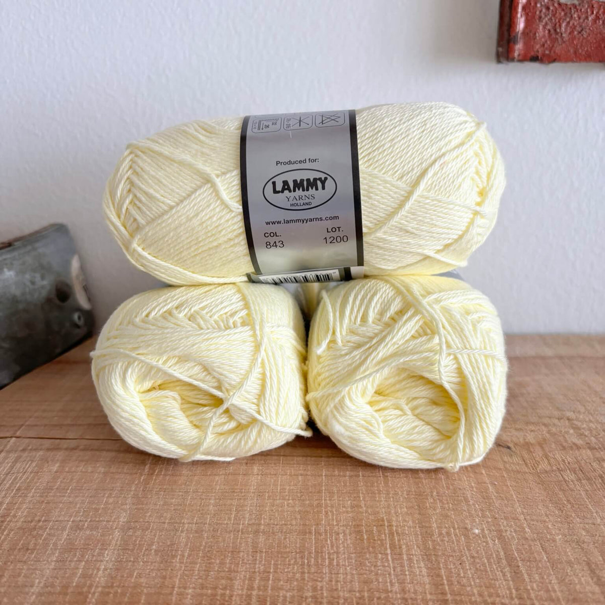 Garnnøgler Lammy Cotton 8/4 pastelgul – nærbillede af etiket med farvenummer 843
