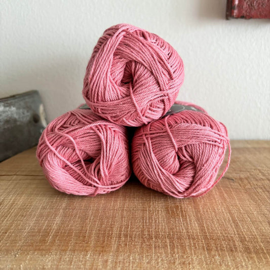 Bomuld 8/4 Oeko-Tex mørk rosa, nærbillede af garnstruktur