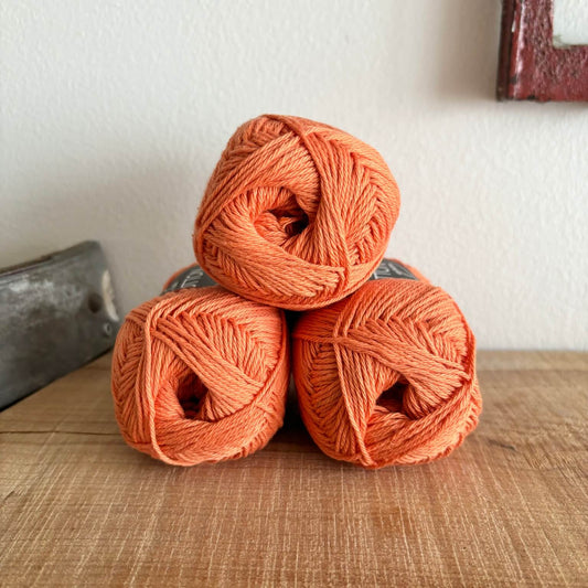 Bomuld 8/4 Oeko-Tex orange, nærbillede af garnstruktur
