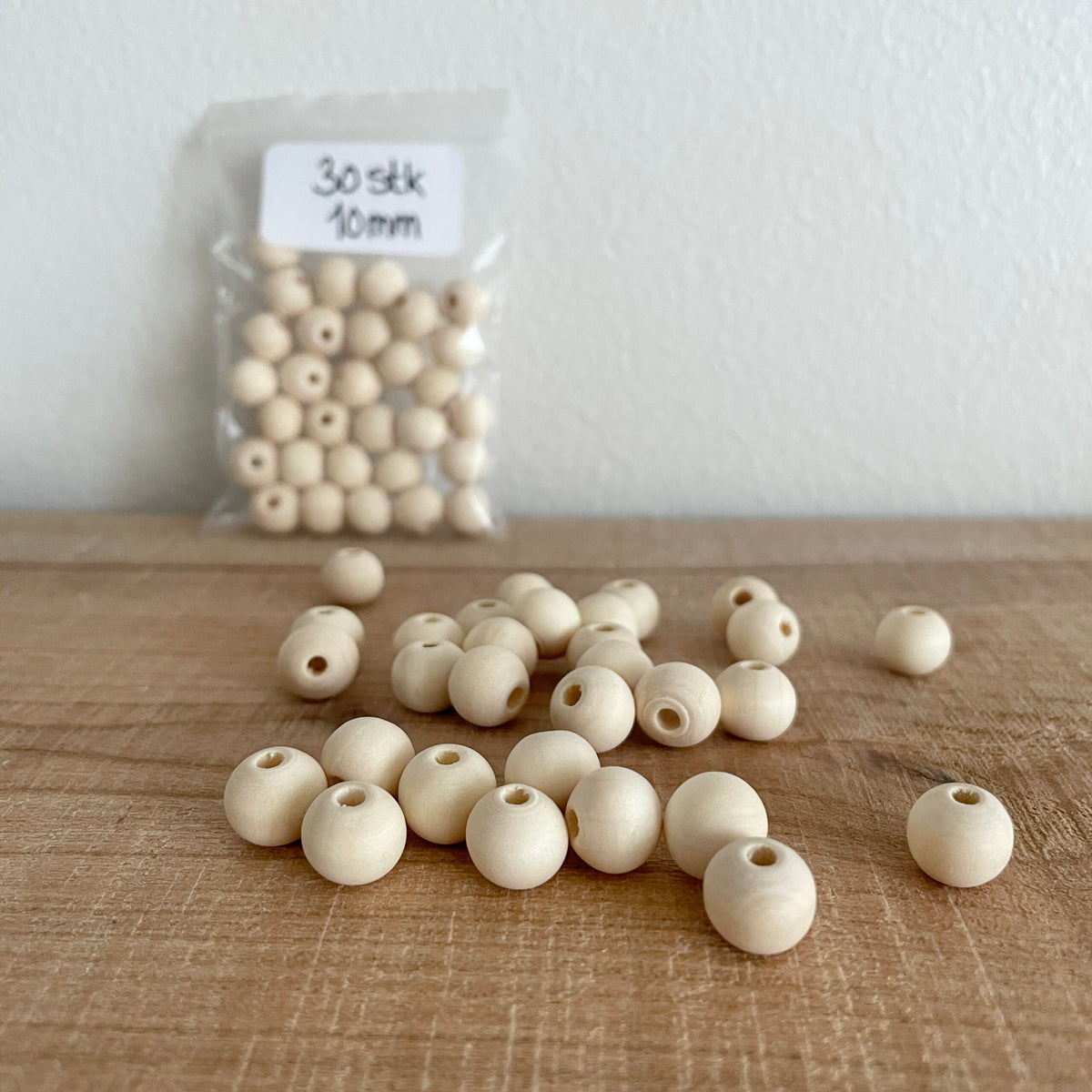 Perler, Træ 10 mm, i pose med løse perler foran