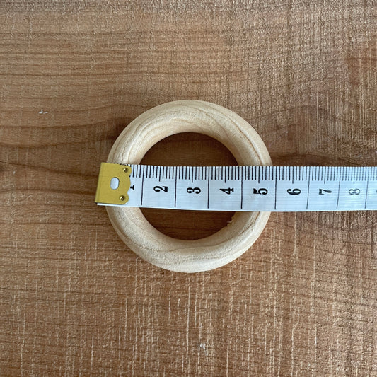 Træ ring på 5,5 cm med målebånd der viser diameteren