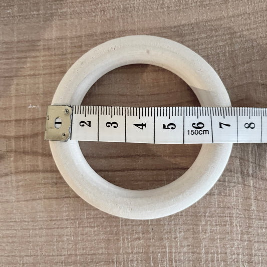 Træ ring på 6,8 cm, nærbillede af ubehandlet træoverflade