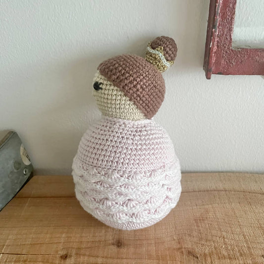 Hæklet stor prinsessebamse set bagfra