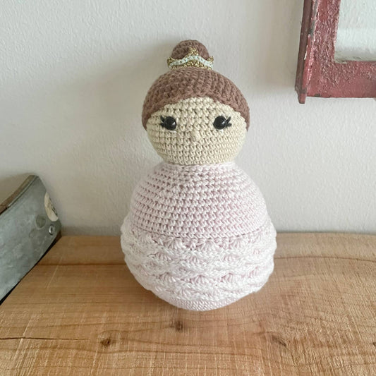 Hæklet stor prinsessebamse i lyserødt med guldkrone og brunt hår, set forfra