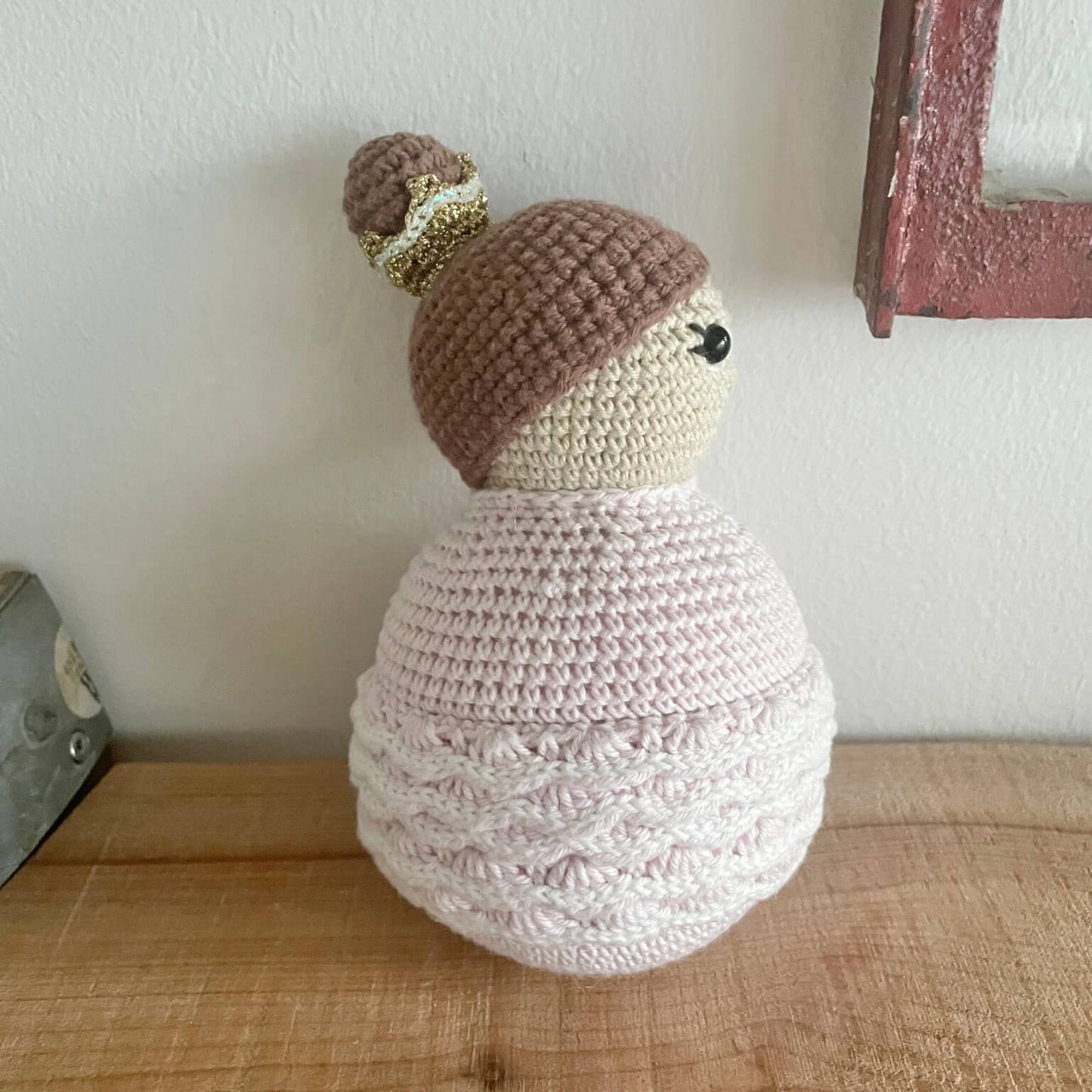 Hæklet stor prinsessebamse siddende ned
