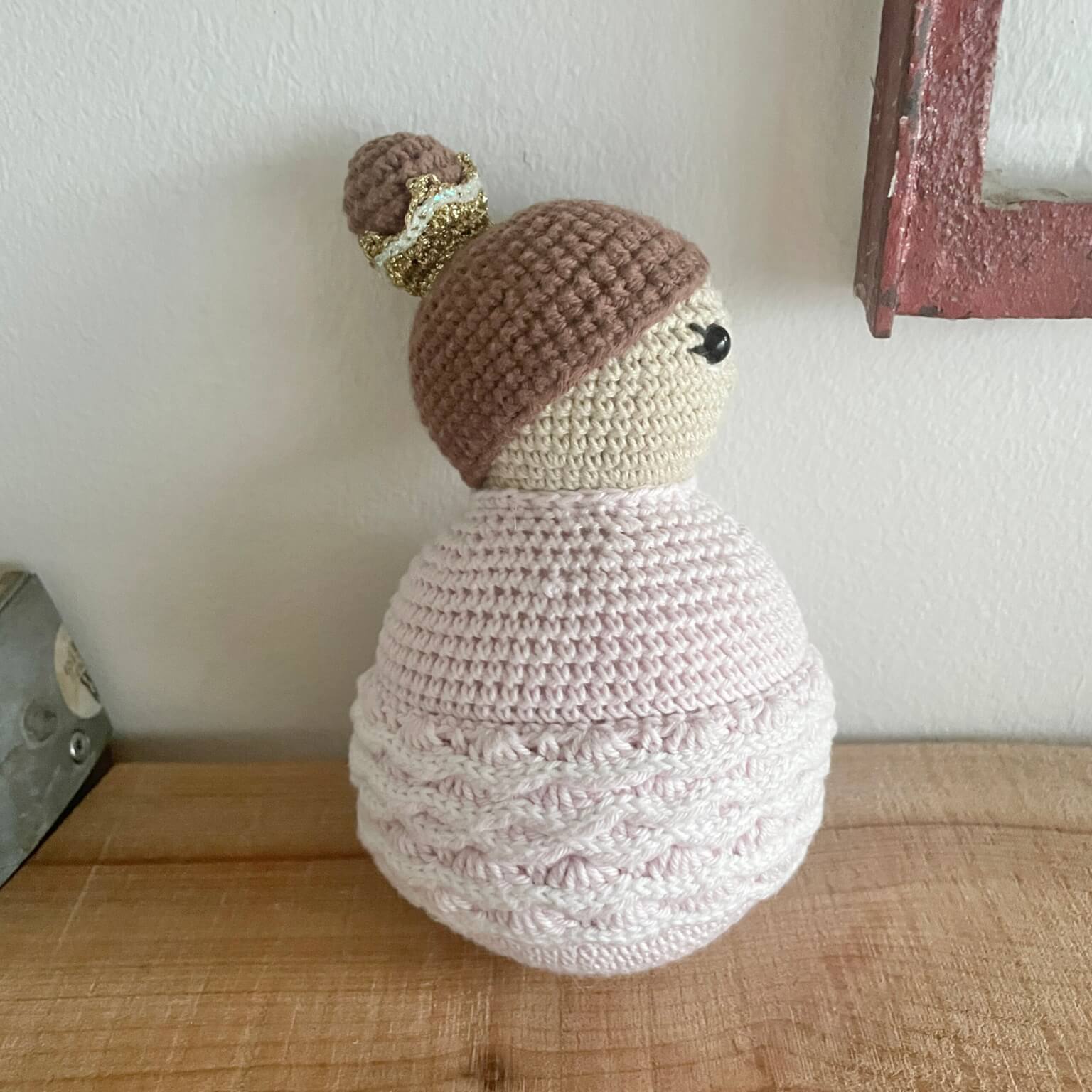 Hæklet stor prinsessebamse siddende ned