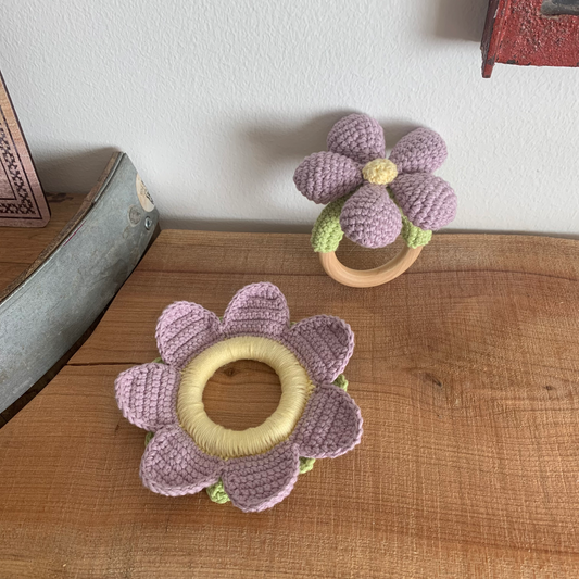 To blomsterformede bideringe i fersken og hvid med lilla ring