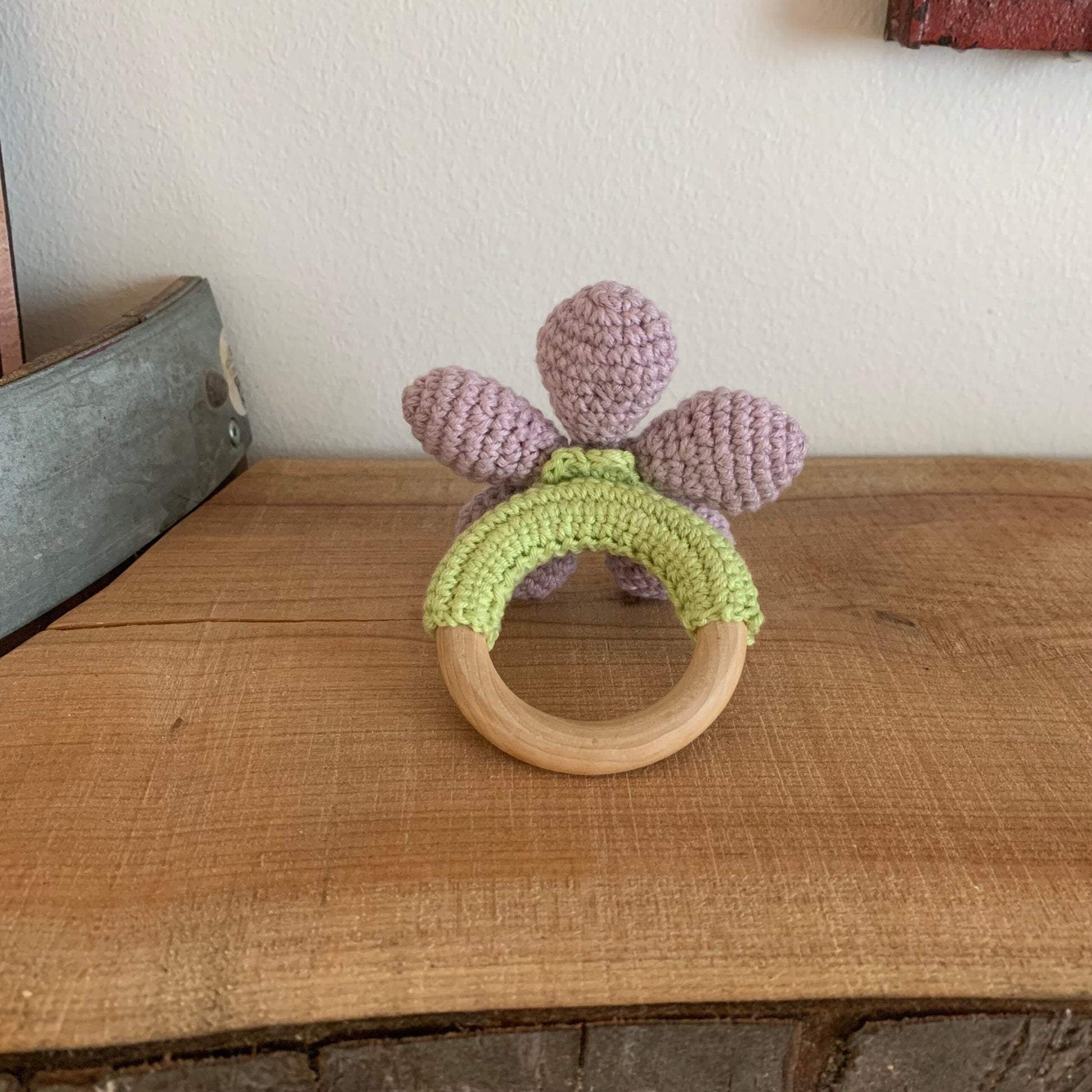 Fem blomster-bideringe i sort, pink, lilla og fersken samlet