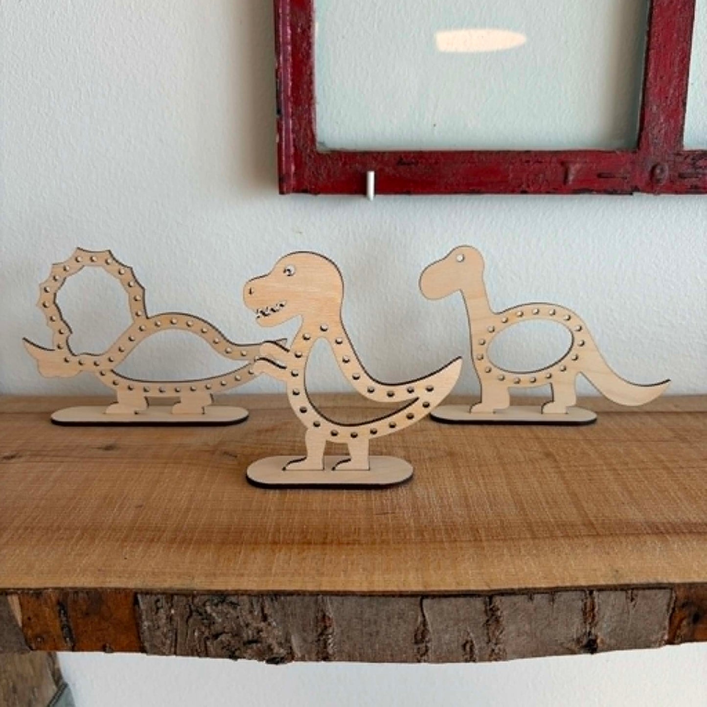 Broderi-træfigurer i træ: tre dinosaurer – T-rex, triceratops og brachiosaurus – Høvisch Design