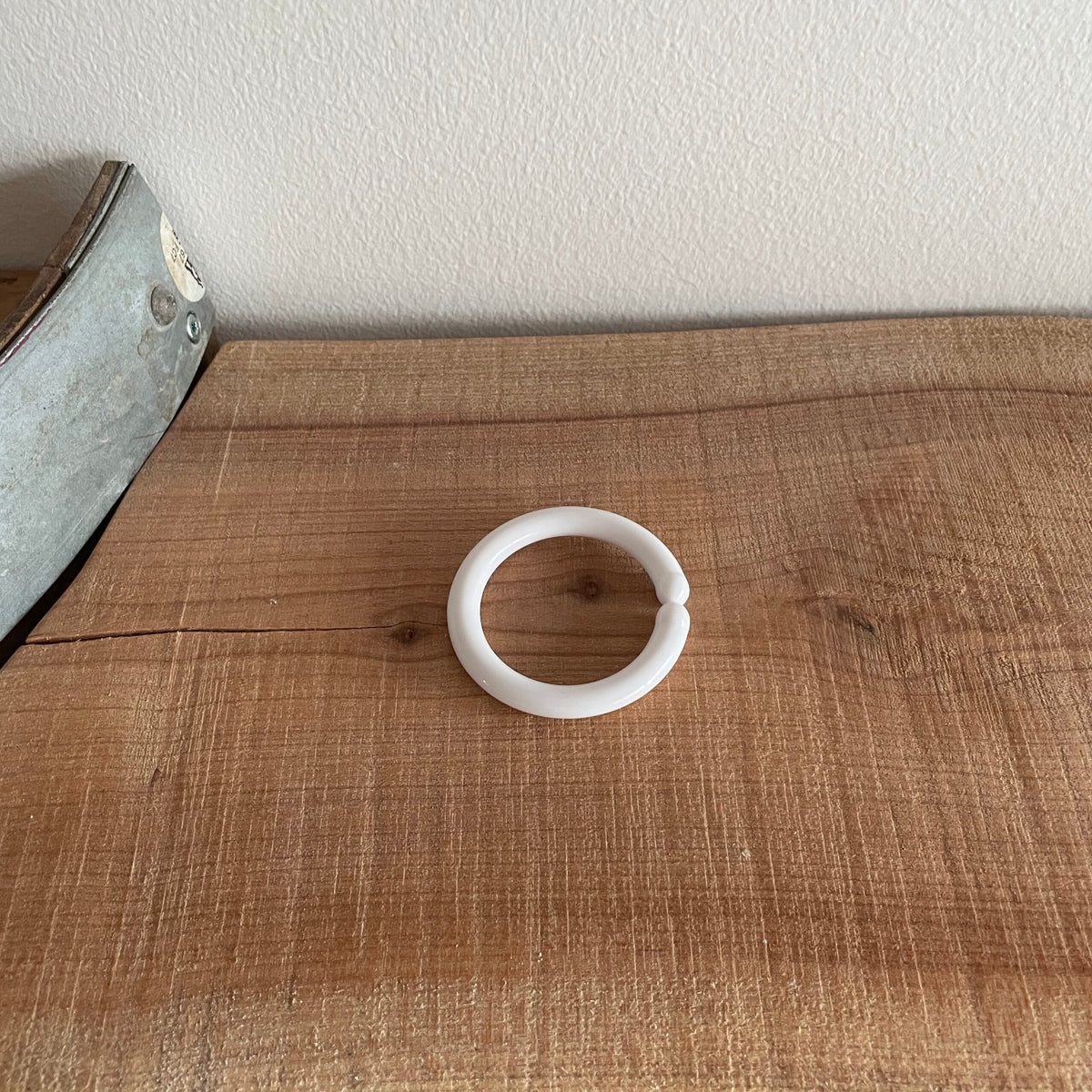Hvid C-ring til baby, nærbillede af lukningen