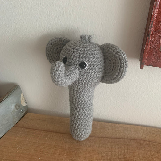 Hæklet elefant-rangle i gråt og hvidt, stående alene