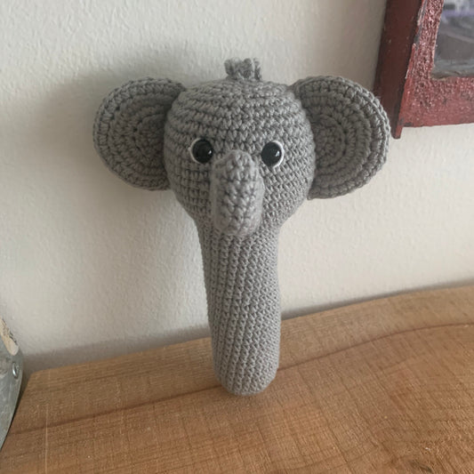 Nærbillede af hæklet elefant-rangle med store ører og snabel