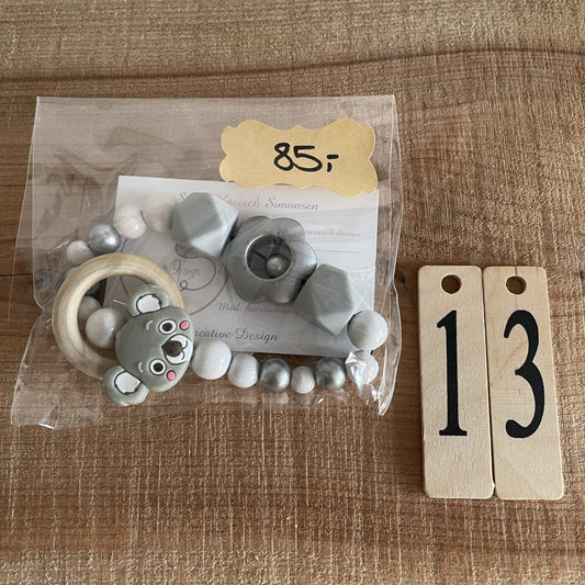 Færdig bidering med grå silikoneperler, koalafigur og hvide træperler i pose, pris 85 kr