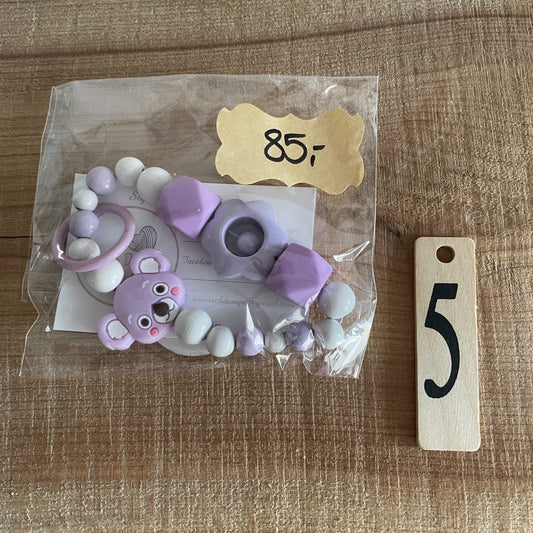 Færdig bidering med lilla silikoneperler, koalafigur og hvide træperler i pose, pris 85 kr