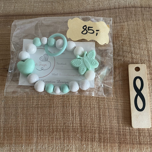 Færdig bidering med mintgrønne silikoneperler, sommerfugl og hjerte samt træperler, pris 85 kr