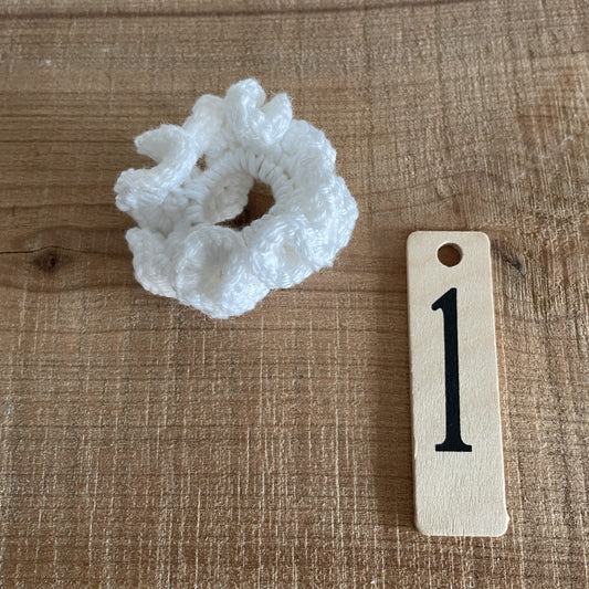 Færdighæklet scrunchie i lille størrelse, hvid farve