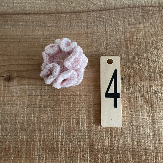 Færdighæklet scrunchie i lille størrelse, lyserød farve