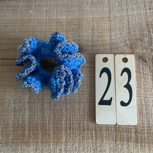 Færdighæklet scrunchie i mellemstørrelse, blå glimmergarn