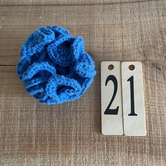 Færdighæklet scrunchie i mellemstørrelse, blå farve