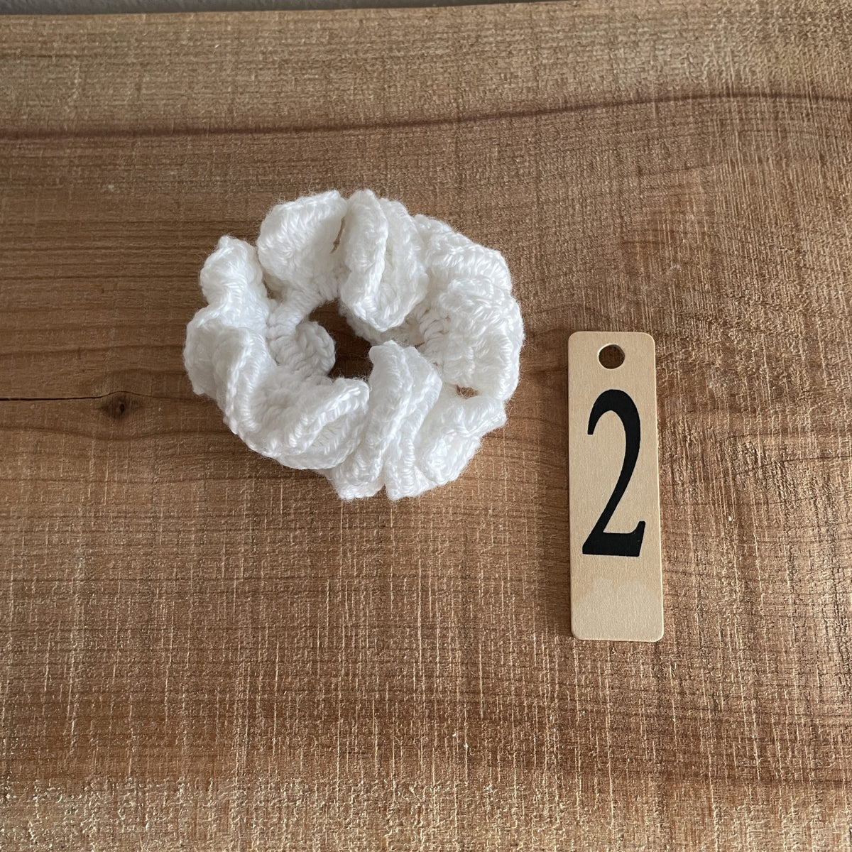 Færdighæklet scrunchie i mellemstørrelse, hvid farve