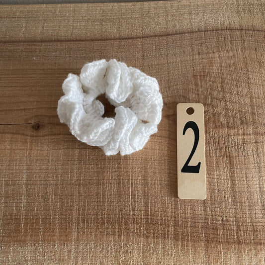 Færdighæklet scrunchie i mellemstørrelse, hvid farve