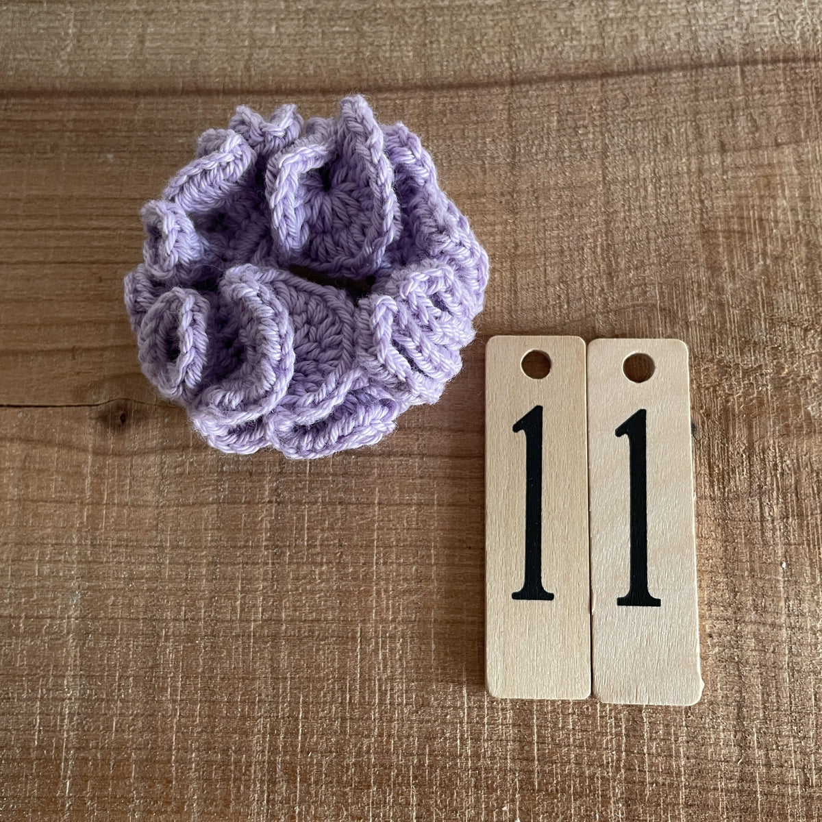 Færdighæklet scrunchie i mellemstørrelse, lyselilla farve