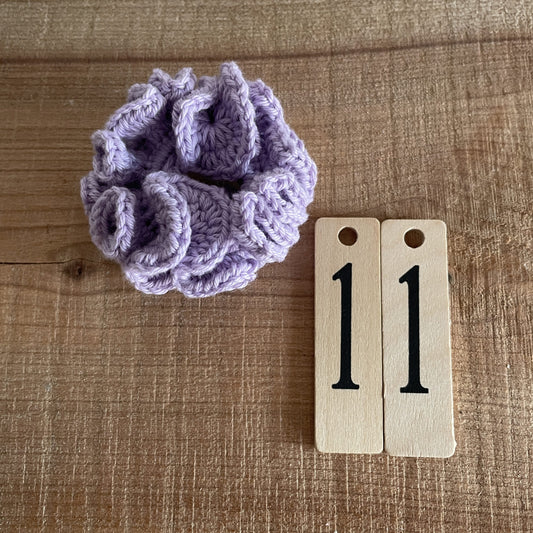 Færdighæklet scrunchie i mellemstørrelse, lyselilla farve