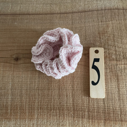 Færdighæklet scrunchie i mellemstørrelse, lyserød farve