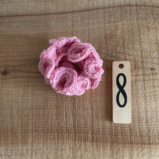 Færdighæklet scrunchie i mellemstørrelse, pink farve
