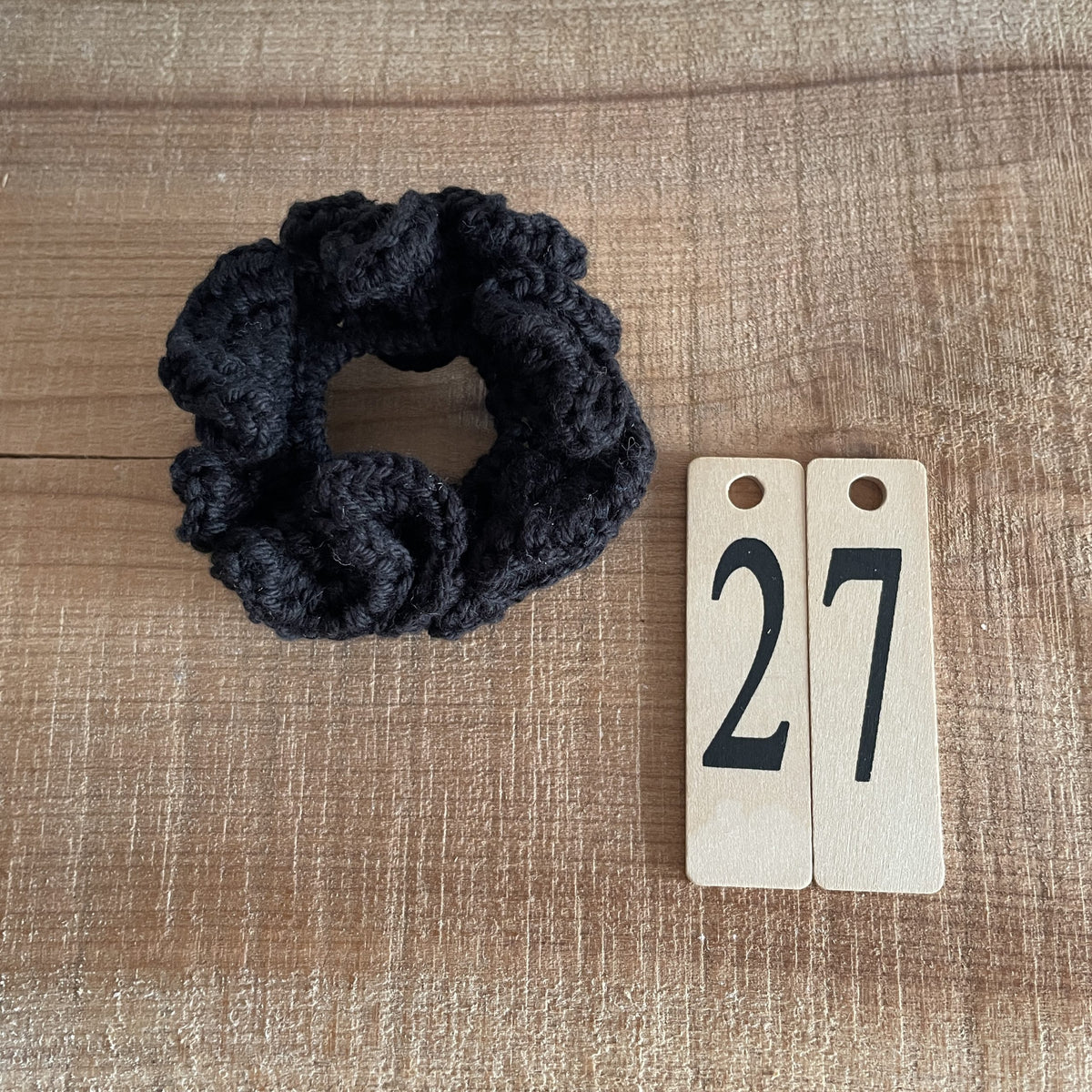 Færdighæklet scrunchie i mellemstørrelse, sort farve