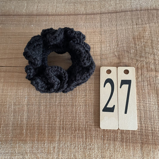 Færdighæklet scrunchie i mellemstørrelse, sort farve