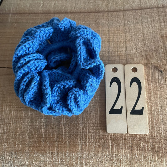 Færdighæklet scrunchie i stor størrelse, blå farve