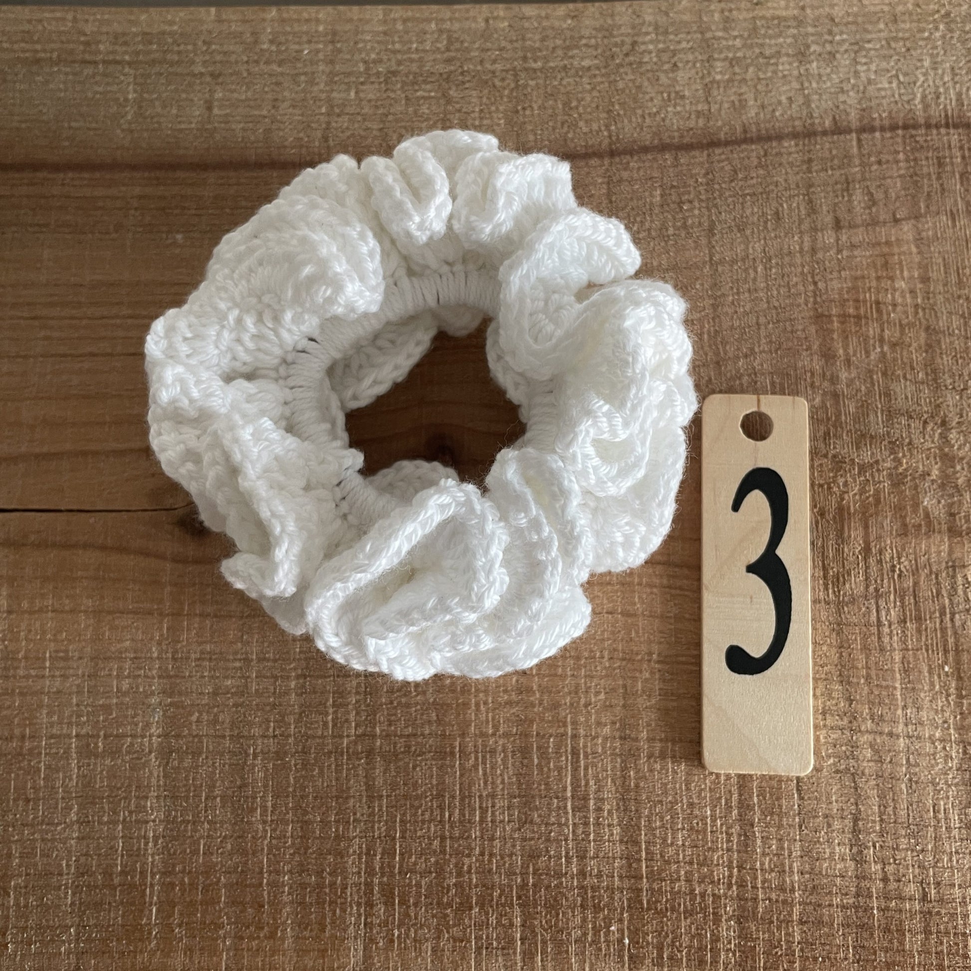 Færdighæklet scrunchie i stor størrelse, hvid farve