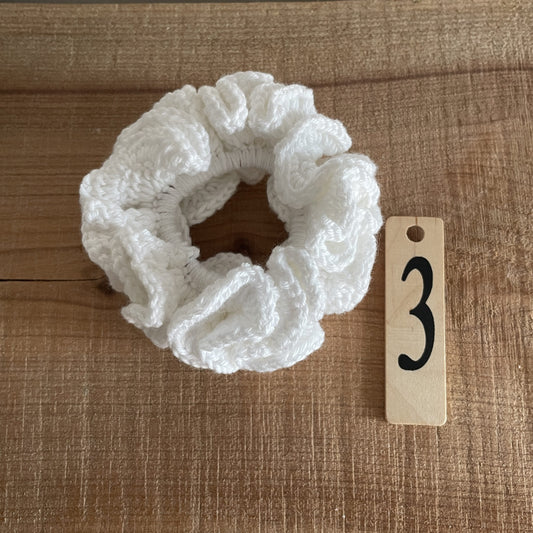 Færdighæklet scrunchie i stor størrelse, hvid farve