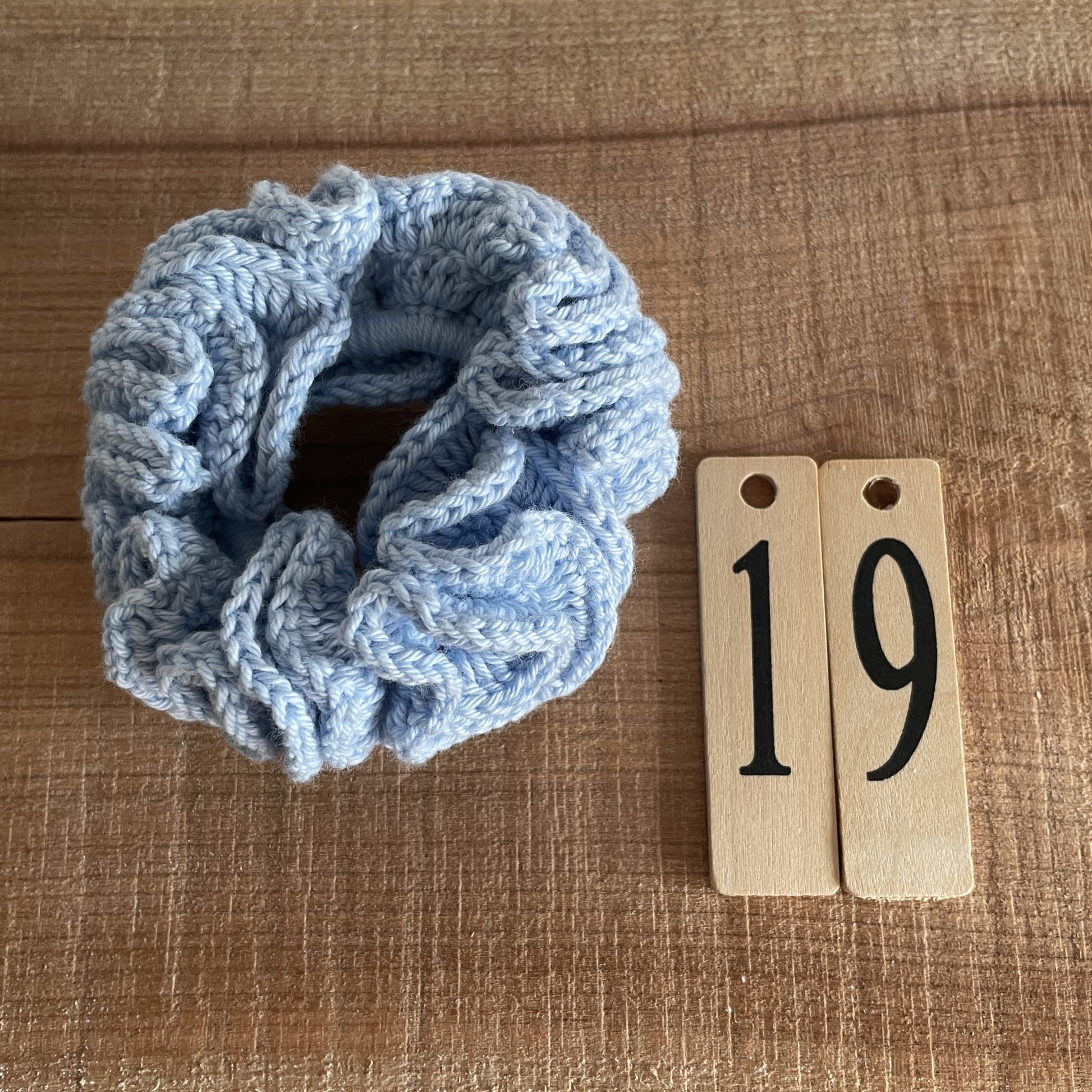 Færdighæklet scrunchie i stor størrelse, lyseblå farve