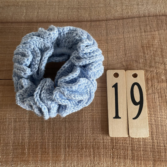 Færdighæklet scrunchie i stor størrelse, lyseblå farve