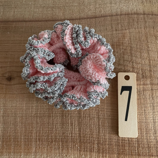 Færdighæklet scrunchie i stor størrelse, lyserød og sølv glimmergarn