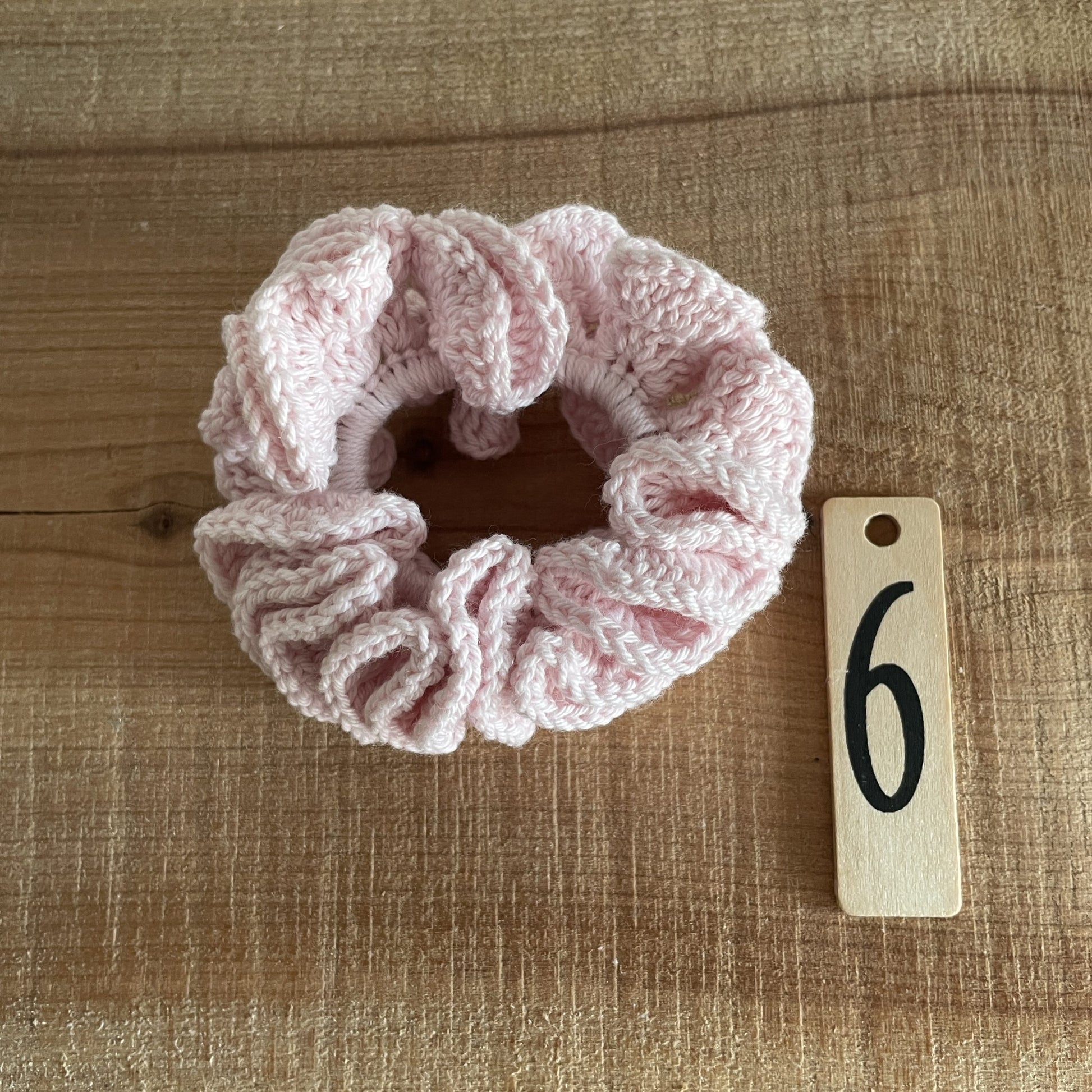 Færdighæklet scrunchie i stor størrelse, lyserød farve