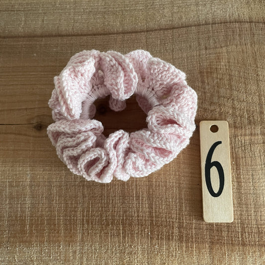 Færdighæklet scrunchie i stor størrelse, lyserød farve