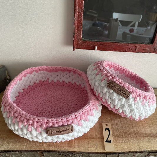 Hæklede kurve i lyserødt og hvidt med Handmade-mærkat