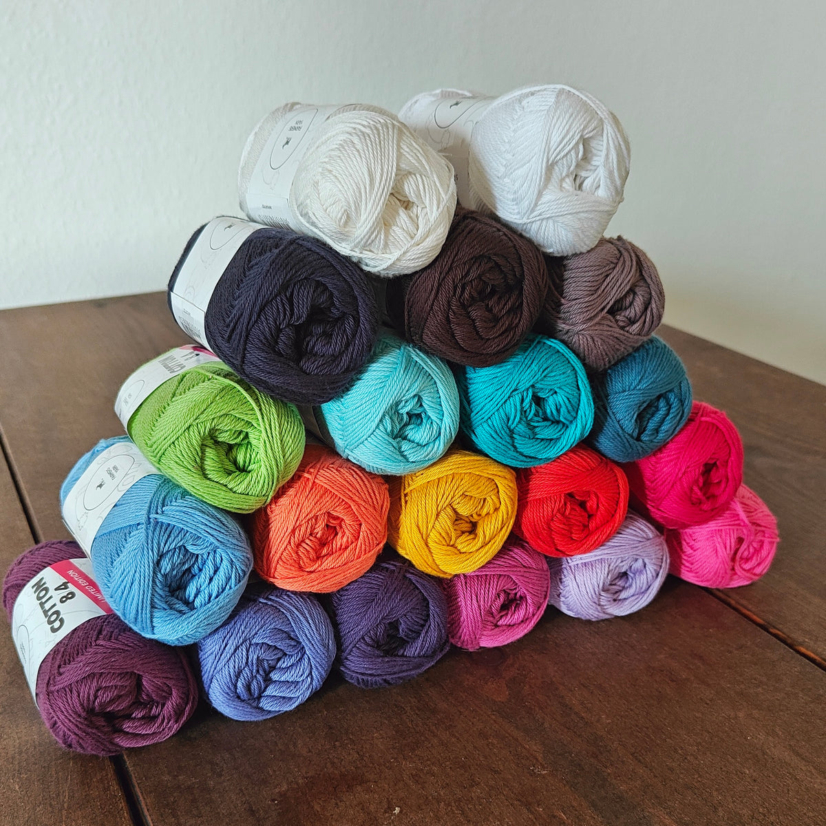 Farmer's Yarn Cotton 8/4 Limited Edition farvesortiment set fra anden vinkel, Vindrue-farven forrest